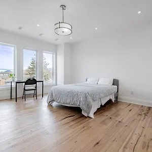 Executive In Next To Yorkdale Shopping Centre Toronto
